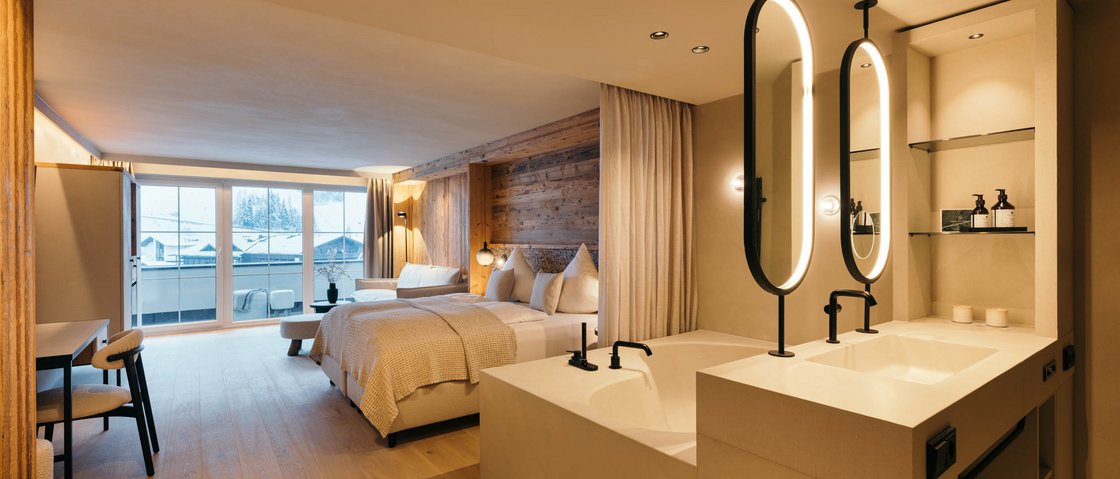 Sich erholen im Hotel in Neustift im Stubaital Modernes Hotelzimmer mit integriertem Badezimmer und großem Panoramafenster