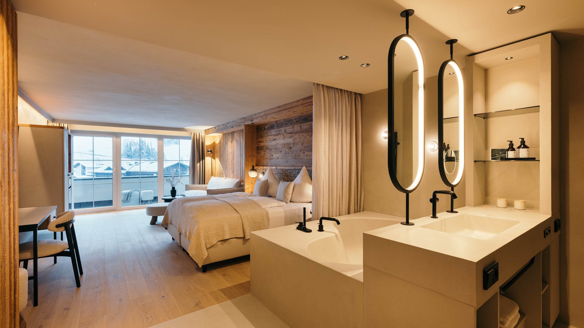 Sich erholen im Hotel in Neustift im Stubaital Modernes Hotelzimmer mit integriertem Badezimmer und großem Panoramafenster