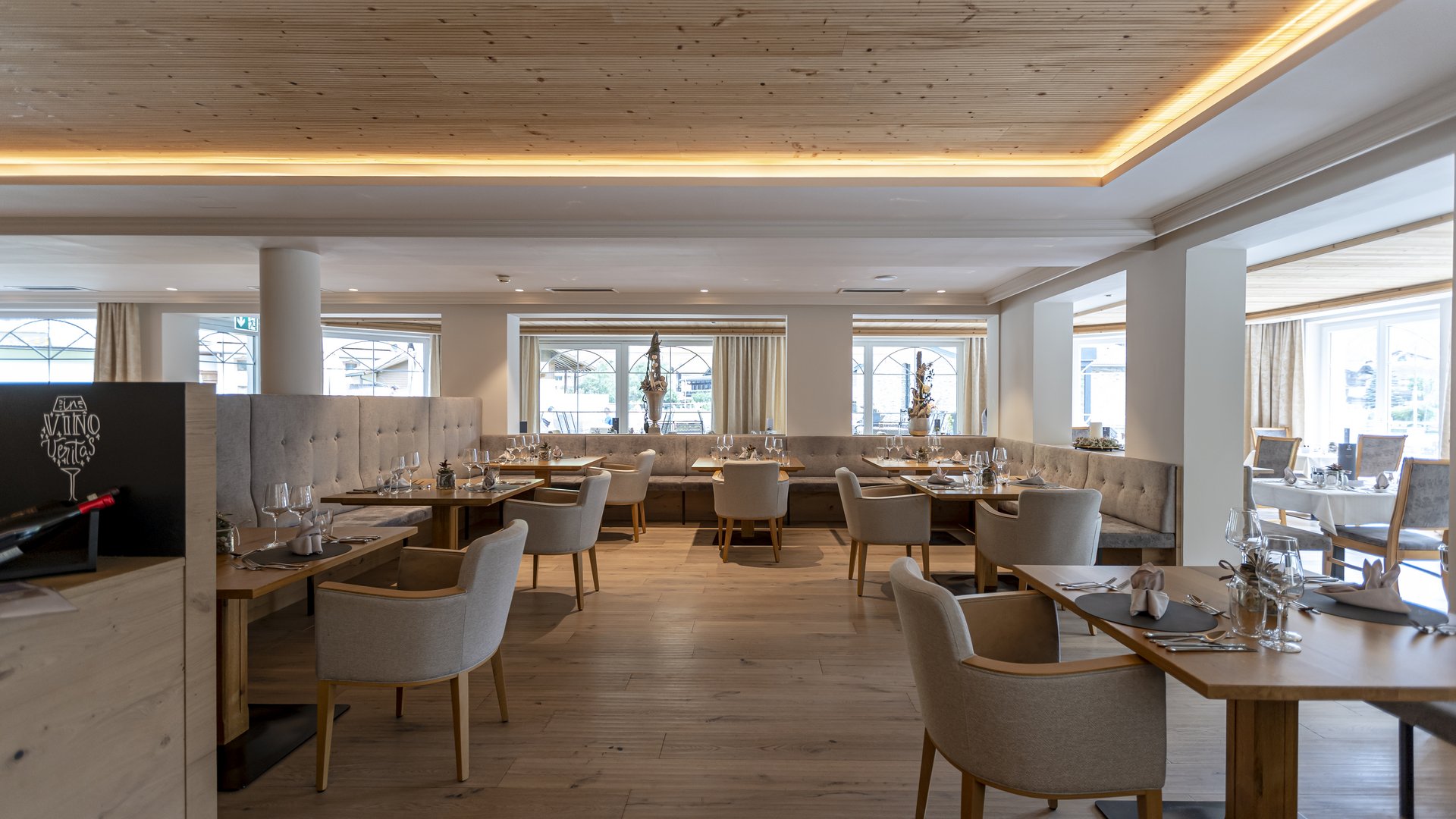 Sich erholen im Hotel in Neustift im Stubaital Modern eingerichteter, heller Restaurantbereich mit Holzboden und gedeckten Tischen